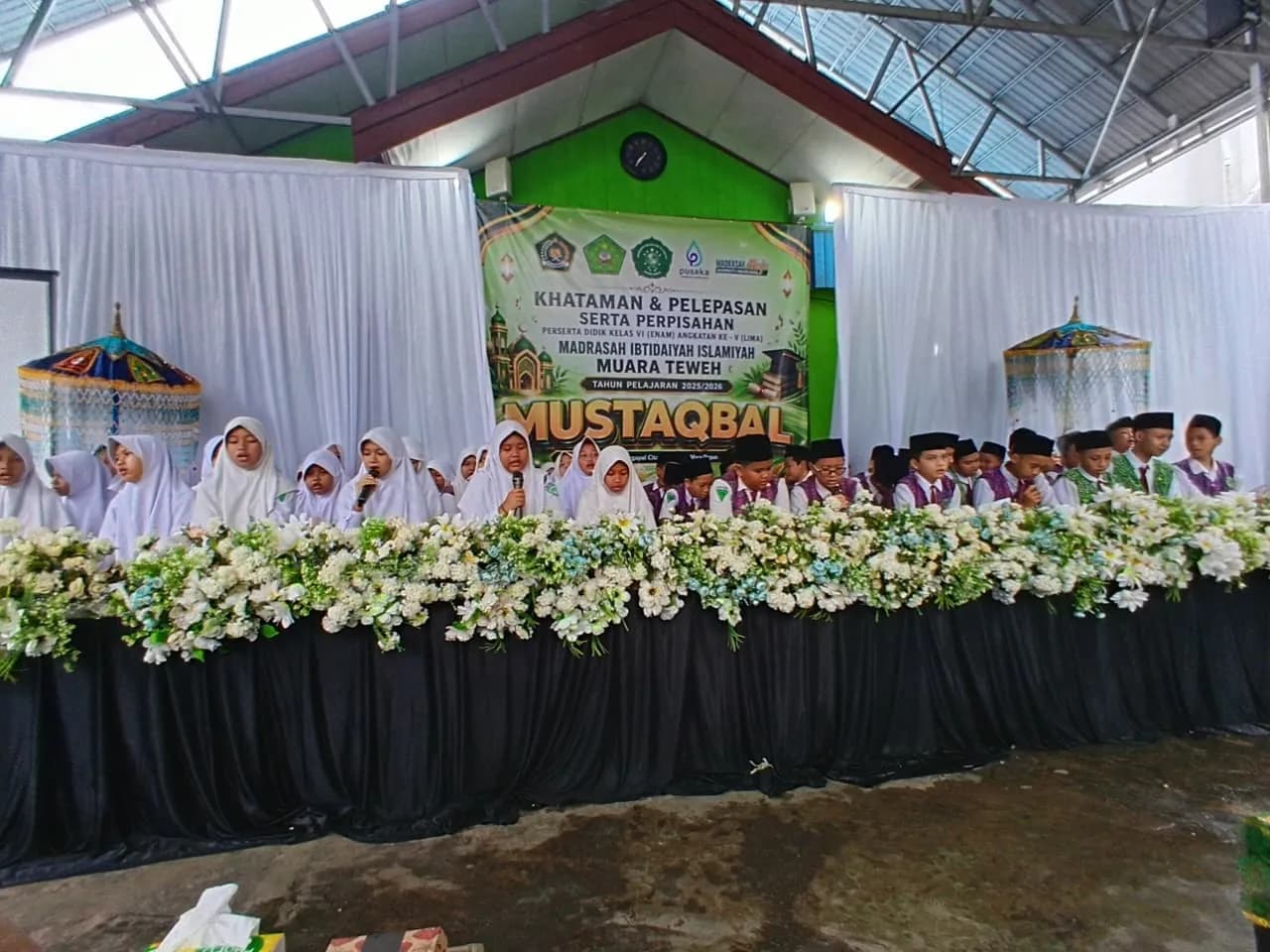 “Merangkai Ilmu, Menggapai Cita” Warnai Pelepasan Peserta Didik Kelas VI MI Islamiyah Muara Teweh