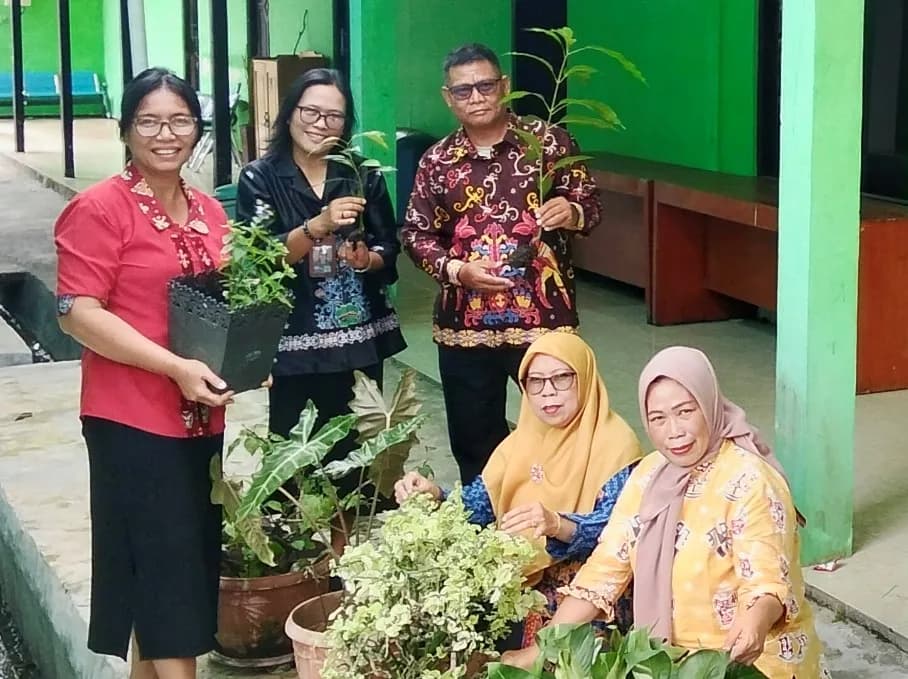 Sukseskan Gerakan ASTA PROTAS, Pokjawas dan Bimas Kristen Kemenag Barito Utara Laksanakan Penanaman Pohon dan Bunga