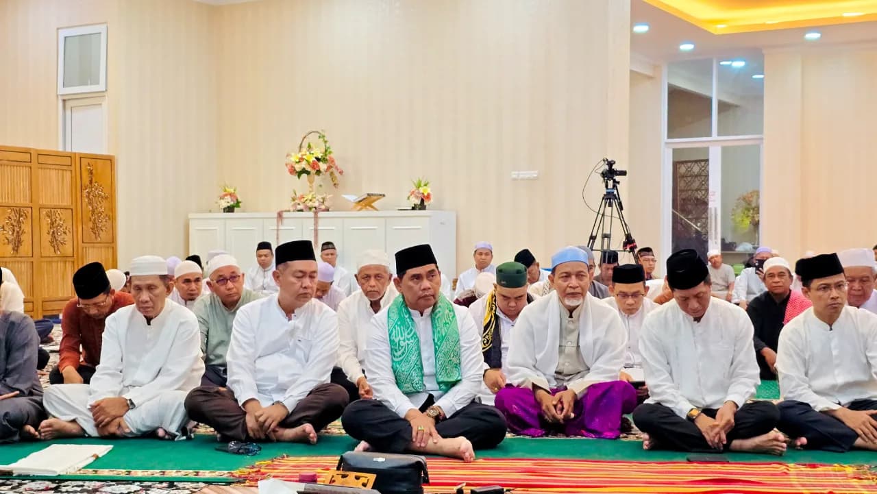 Penuh Khidmat, Kakan Kemenag Barut Hadiri Syukuran dan Doa Kedatangan Jemaah Haji 1447 H